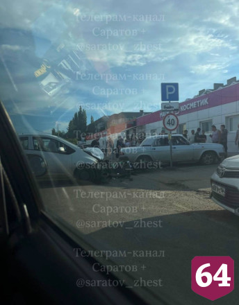 Мотоциклист пострадал в тройной аварии на окраине Саратова